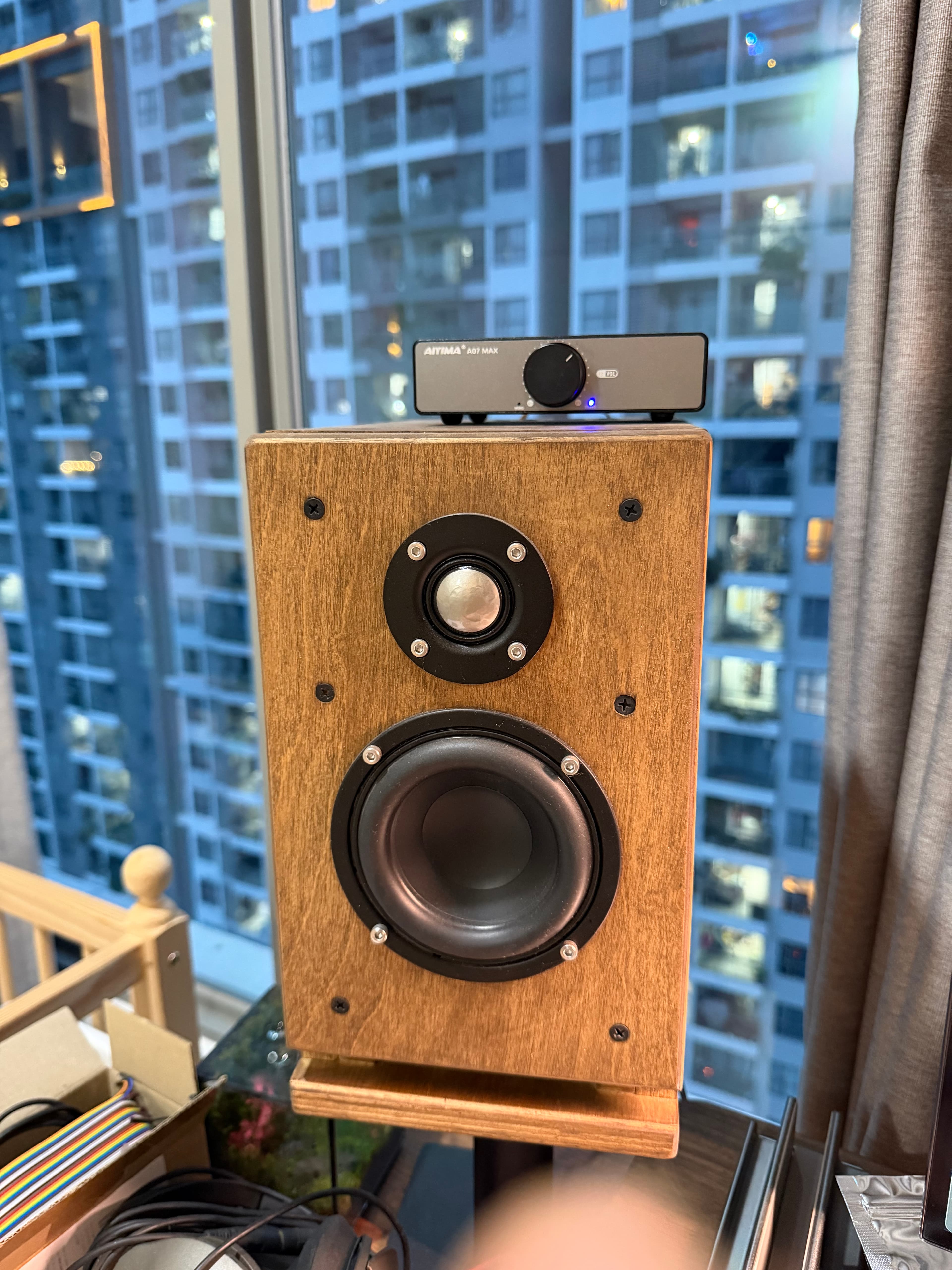 one speaker + its dedicated amp — the active rig